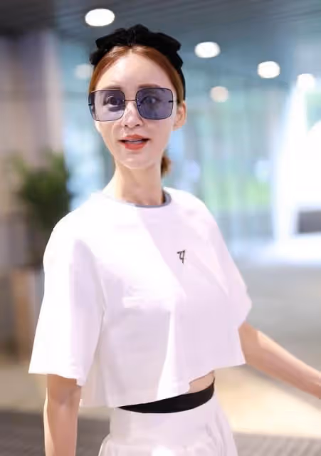 張歆藝瘦的讓人羨慕，穿簡單的白色短袖，年輕活潑像少女