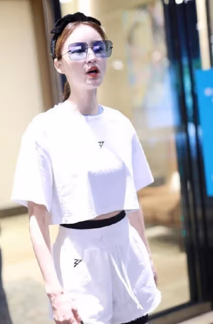 張歆藝瘦的讓人羨慕，穿簡單的白色短袖，年輕活潑像少女