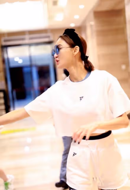 張歆藝瘦的讓人羨慕，穿簡單的白色短袖，年輕活潑像少女