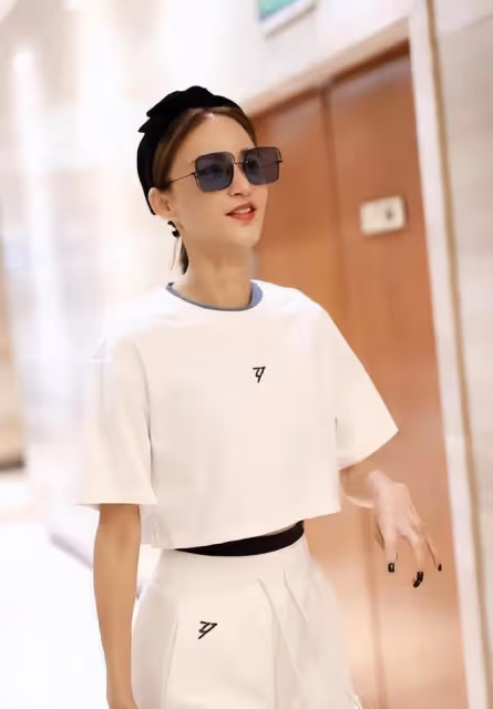 張歆藝瘦的讓人羨慕，穿簡單的白色短袖，年輕活潑像少女