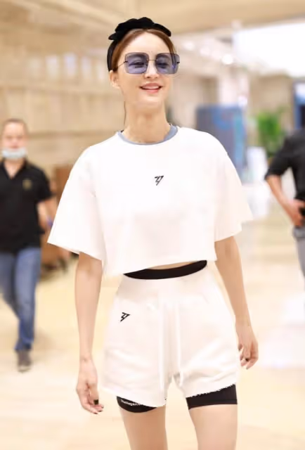 張歆藝瘦的讓人羨慕，穿簡單的白色短袖，年輕活潑像少女
