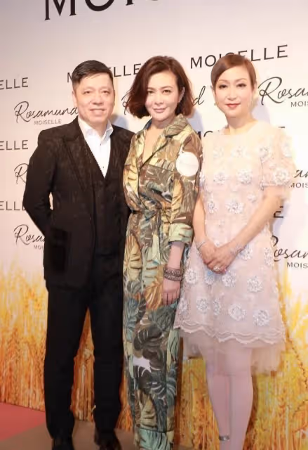 關之琳還是那麼的美，穿連體褲氣質很帥氣，有種高級的端莊美
