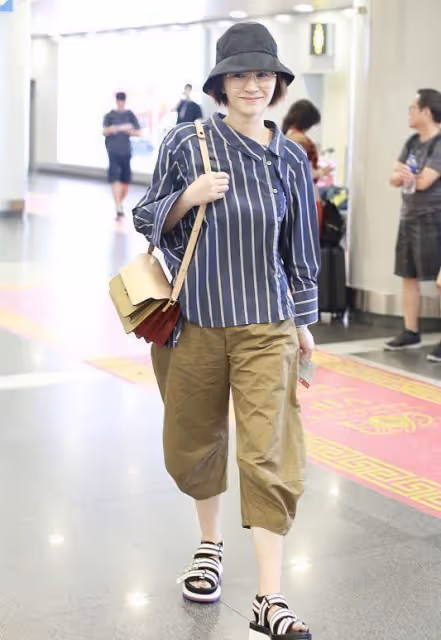 李小冉的氣質很高級，尤其是穿條紋服裝的時候，又大方又自信