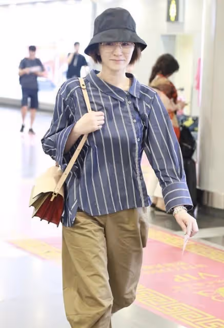 李小冉的氣質很高級，尤其是穿條紋服裝的時候，又大方又自信
