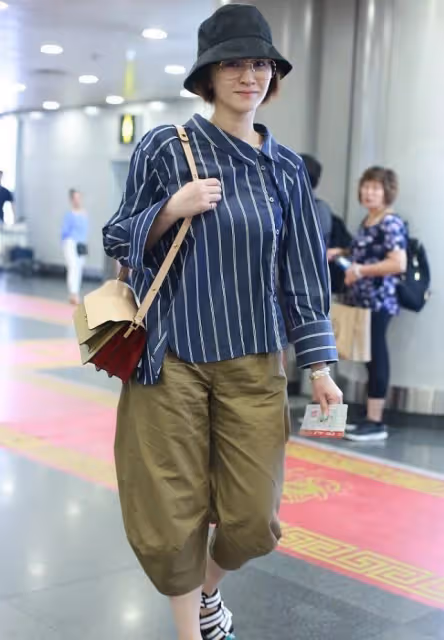 李小冉的氣質很高級，尤其是穿條紋服裝的時候，又大方又自信