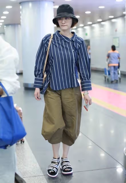 李小冉的氣質很高級，尤其是穿條紋服裝的時候，又大方又自信
