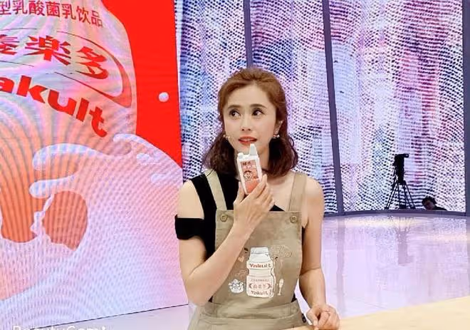 何美鈿還是那麼的年輕，日常的搭配很顯嫩，不像奔五的人