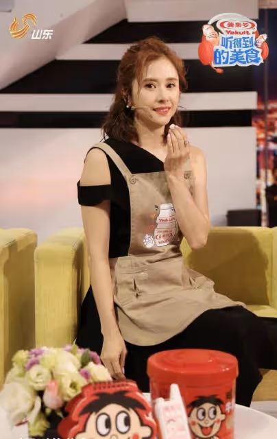 何美鈿還是那麼的年輕，日常的搭配很顯嫩，不像奔五的人