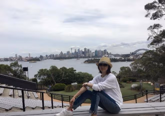 何美鈿還是那麼的年輕，日常的搭配很顯嫩，不像奔五的人