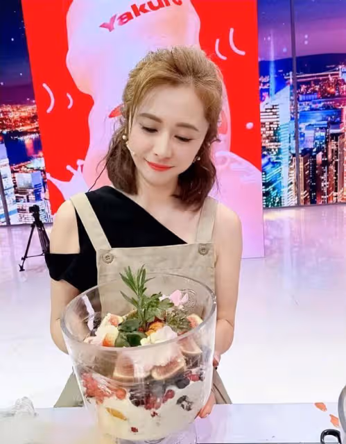 何美鈿還是那麼的年輕，日常的搭配很顯嫩，不像奔五的人