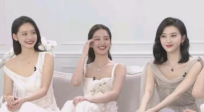 景甜和楊采鈺同框，雖然都在穿禮服長裙，氣質卻截然不同