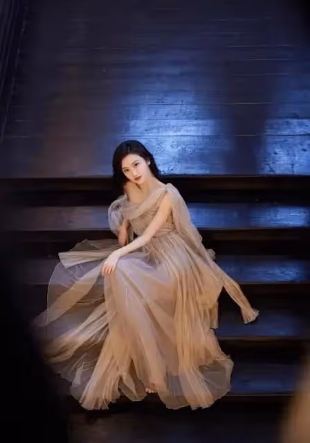 景甜和楊采鈺同框，雖然都在穿禮服長裙，氣質卻截然不同