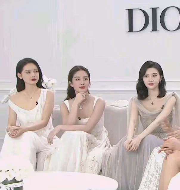 景甜和楊采鈺同框，雖然都在穿禮服長裙，氣質卻截然不同