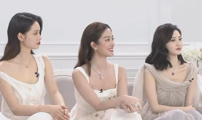 景甜和楊采鈺同框，雖然都在穿禮服長裙，氣質卻截然不同