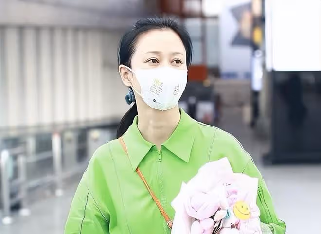 倪虹潔的穿搭好時髦，一身綠色特別顯年輕，氣質也時尚