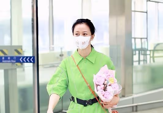 倪虹潔的穿搭好時髦，一身綠色特別顯年輕，氣質也時尚