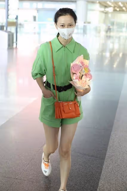倪虹潔的穿搭好時髦，一身綠色特別顯年輕，氣質也時尚