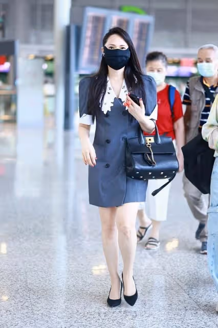 伊能靜果然很美，穿的裙子特別年輕，怪不得有少女感