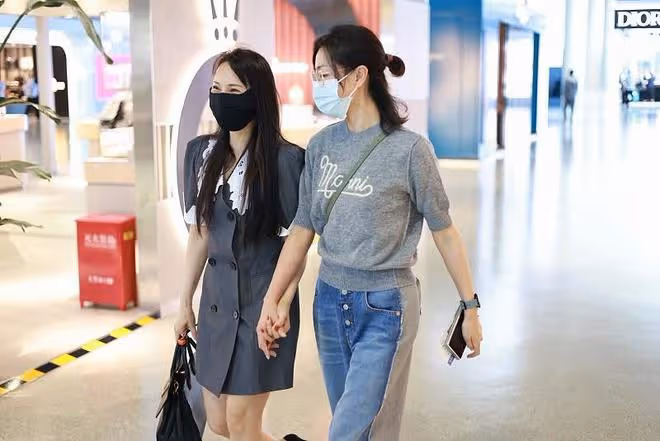 伊能靜果然很美，穿的裙子特別年輕，怪不得有少女感
