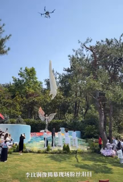 李玟出道30周年紀念,李玟母親在墓地為銅像揭幕,大姐傷心落淚