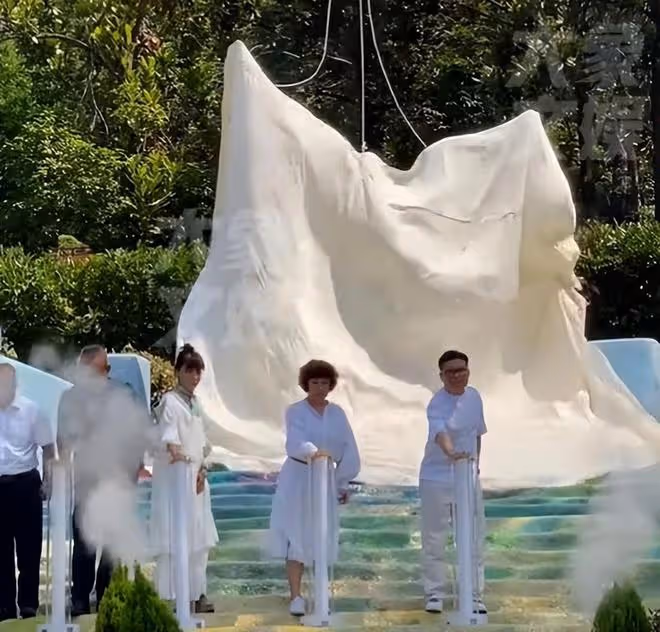 李玟出道30周年紀念,李玟母親在墓地為銅像揭幕,大姐傷心落淚