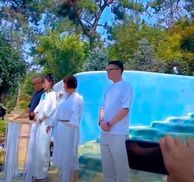 李玟出道30周年紀念,李玟母親在墓地為銅像揭幕,大姐傷心落淚