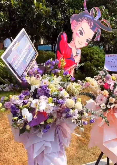 李玟出道30周年紀念,李玟母親在墓地為銅像揭幕,大姐傷心落淚