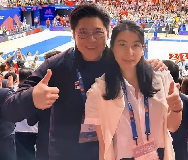 郭晶晶陪霍啟剛看女排,夫妻摟肩歡慶勝利,郭晶晶氣質出眾