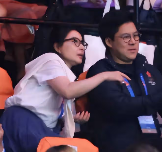 郭晶晶陪霍啟剛看女排,夫妻摟肩歡慶勝利,郭晶晶氣質出眾