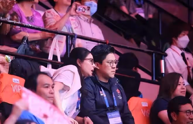 郭晶晶陪霍啟剛看女排,夫妻摟肩歡慶勝利,郭晶晶氣質出眾