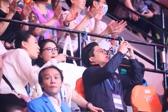 郭晶晶陪霍啟剛看女排,夫妻摟肩歡慶勝利,郭晶晶氣質出眾