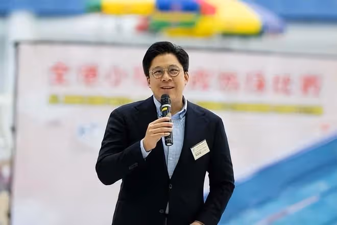 郭晶晶陪霍啟剛看女排,夫妻摟肩歡慶勝利,郭晶晶氣質出眾