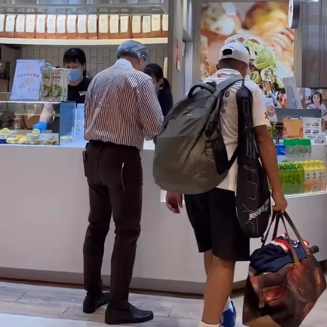 郭晶晶陪霍啟剛看女排,夫妻摟肩歡慶勝利,郭晶晶氣質出眾