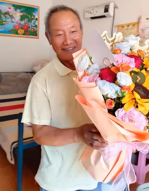 姜萍媽媽回老家:母女開心慶賀,父親手捧鮮花,親戚一起大團聚