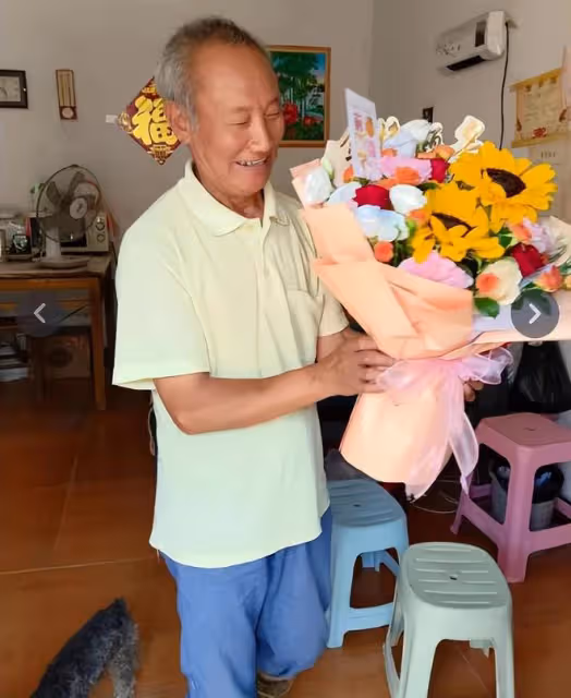 姜萍媽媽回老家:母女開心慶賀,父親手捧鮮花,親戚一起大團聚