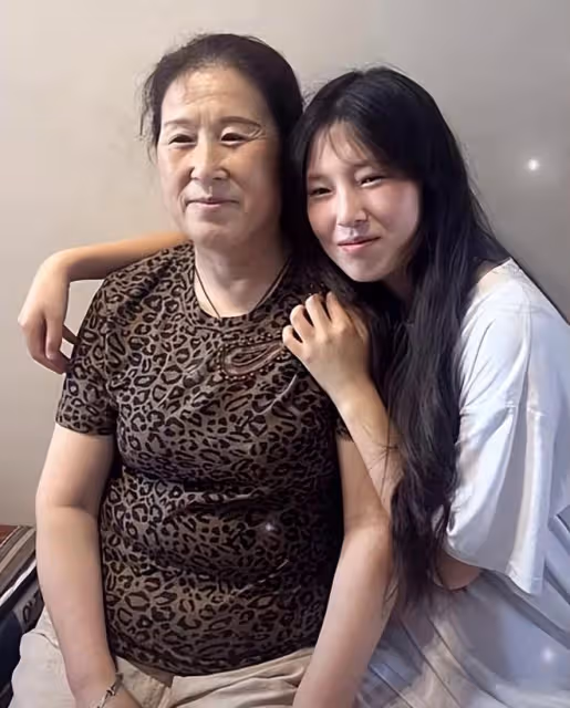 姜萍媽媽回老家:母女開心慶賀,父親手捧鮮花,親戚一起大團聚