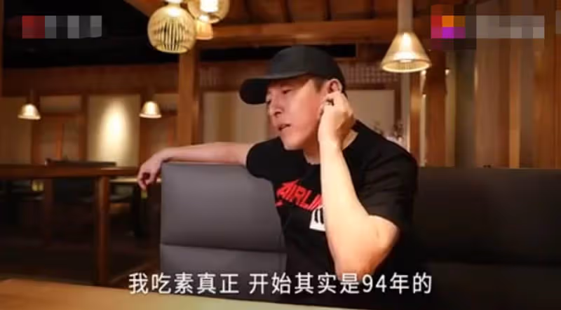 夫妻倆為了不變老,堅持26年不吃肉不生子,如今54歲近照不敢認