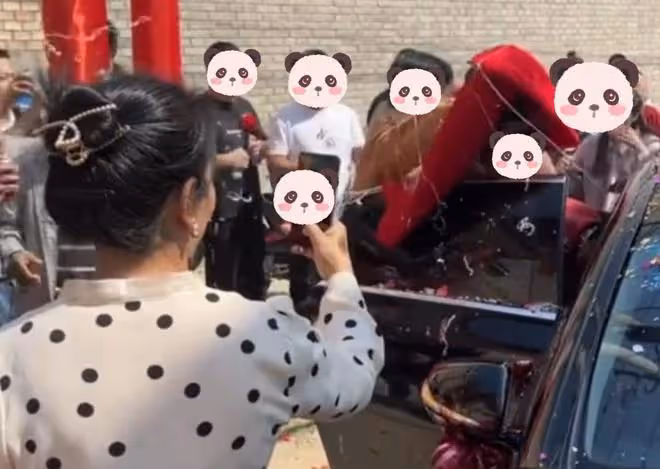 新娘在接親時被狂噴泡沫,有人掀開蓋頭繼續噴,惹得新娘當場發火