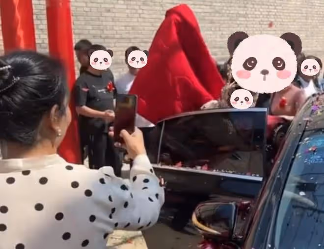 新娘在接親時被狂噴泡沫,有人掀開蓋頭繼續噴,惹得新娘當場發火