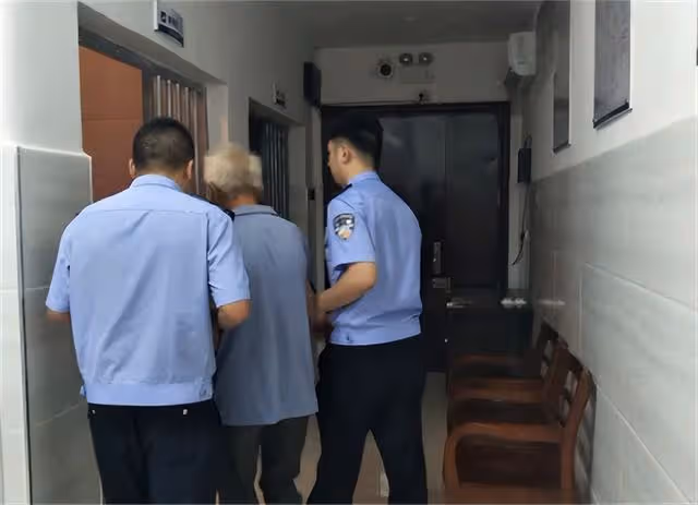 2013年77歲老人入獄,警官點名時發現不對,調查後發現是三假犯