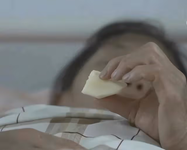 2011年男子在59歲情婦家閣樓藏了24年，拋妻棄子吃軟飯，從不出門