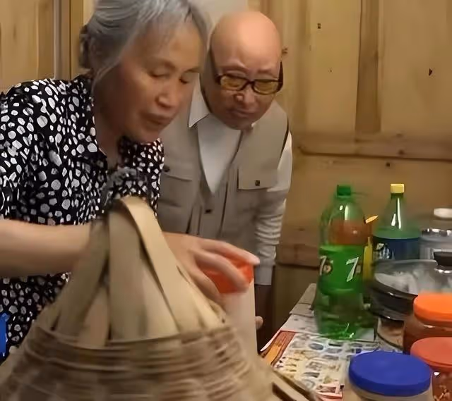 2011年男子在59歲情婦家閣樓藏了24年,拋妻棄子吃軟飯,從不出門