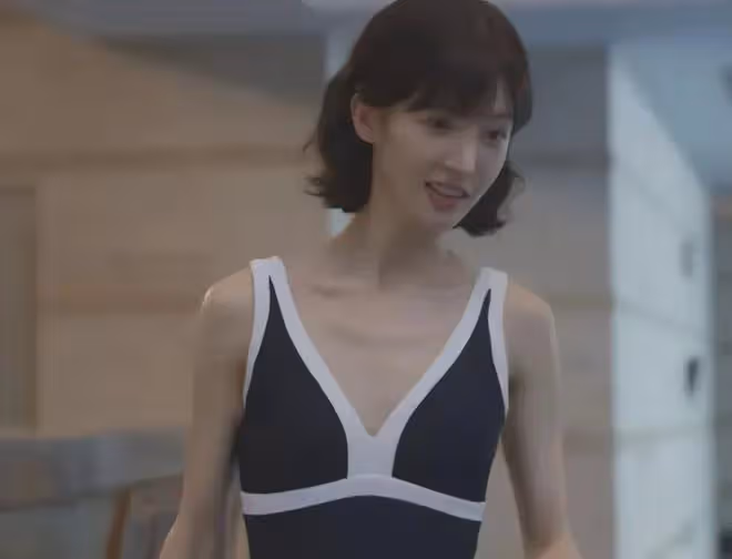 玫瑰的故事:劉亦菲藍色泳裝太美了,天然身材打臉內娛多少排骨精