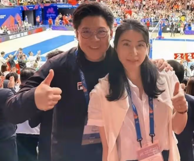 郭晶晶霍啟剛觀賽被拍,甜蜜互動顯恩愛,豪門夫妻也有平凡幸福