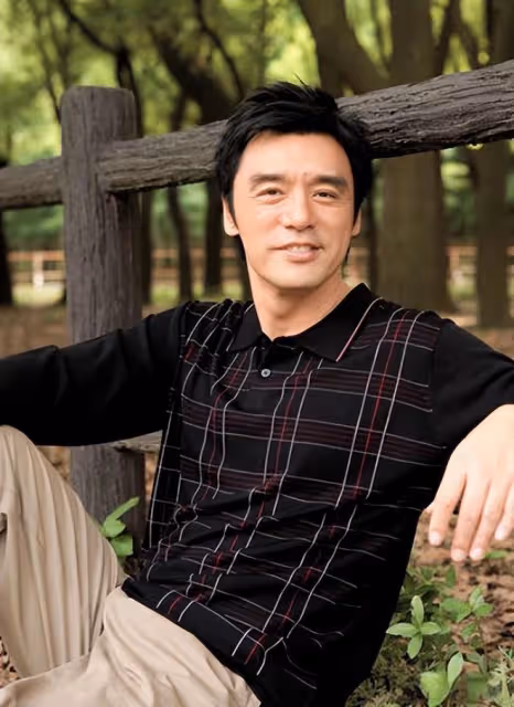 鍾鎮濤父親節曬照,四子女同框顯溫馨,父愛如山永不變