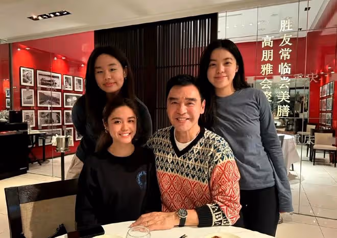 鍾鎮濤父親節曬照,四子女同框顯溫馨,父愛如山永不變