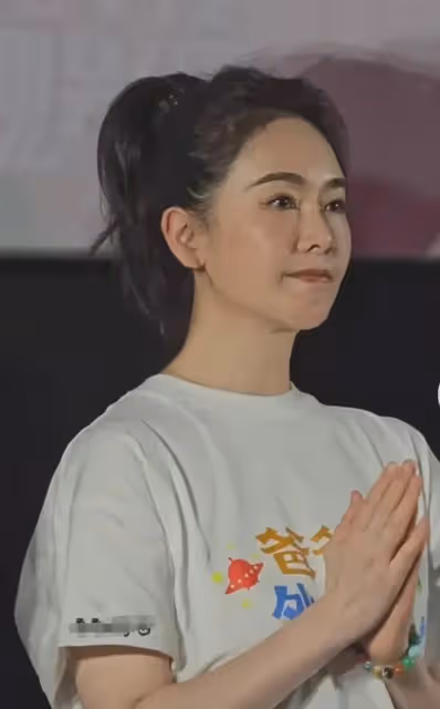 左小青罕帶13歲女兒參加活動,被吐槽女兒顏值不隨媽,長相普通!