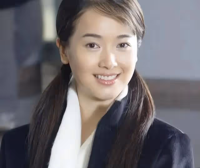 左小青罕帶13歲女兒參加活動,被吐槽女兒顏值不隨媽,長相普通!