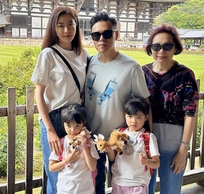 熊黛林和婆家人旅遊,百億婆婆同框出鏡,大姑姐郭可盈太漂亮了!