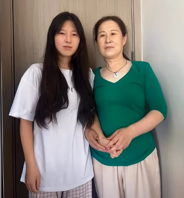 姜萍媽媽回老家:母女開心慶賀,父親手捧鮮花,親戚一起大團聚!